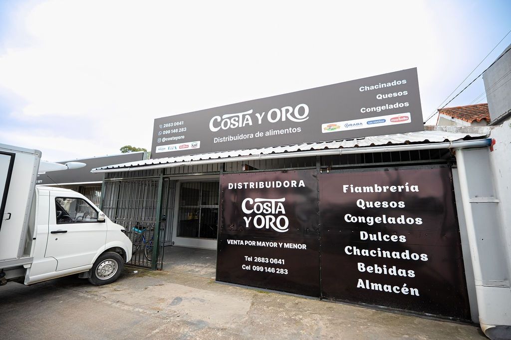 El local de Costa y Oro en Lagomar con el camión refrigerado en la puerta